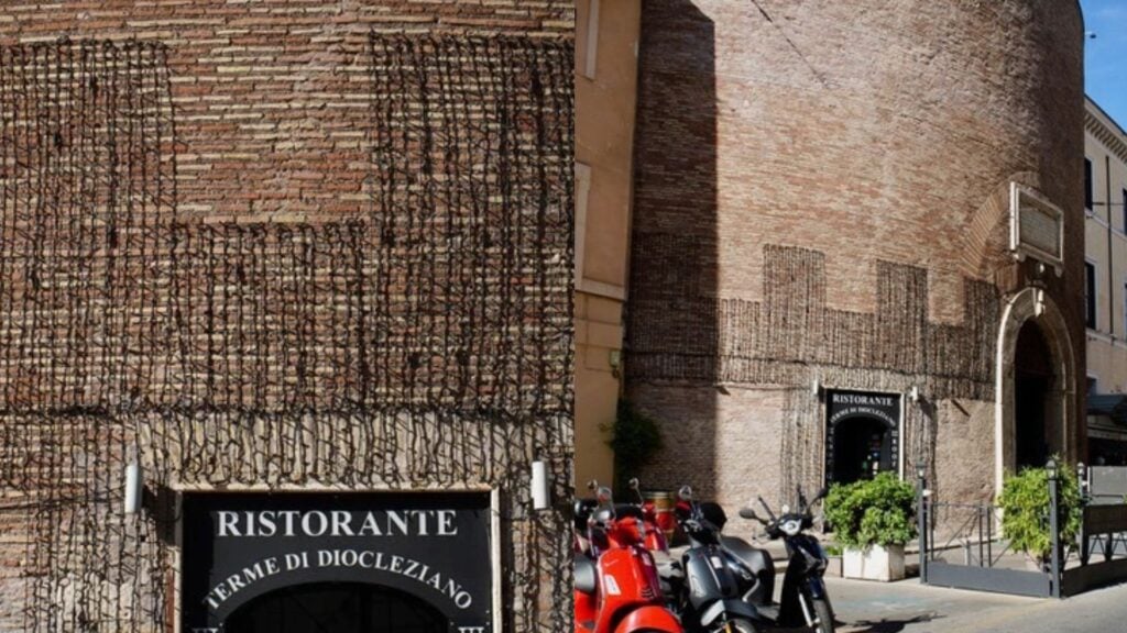 Sono spuntate delle lucine di Natale su un abside delle Terme di Diocleziano a Roma