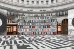 A Parigi c'&egrave; una monumentale installazione della grande artista Barbara Kruger. Le foto