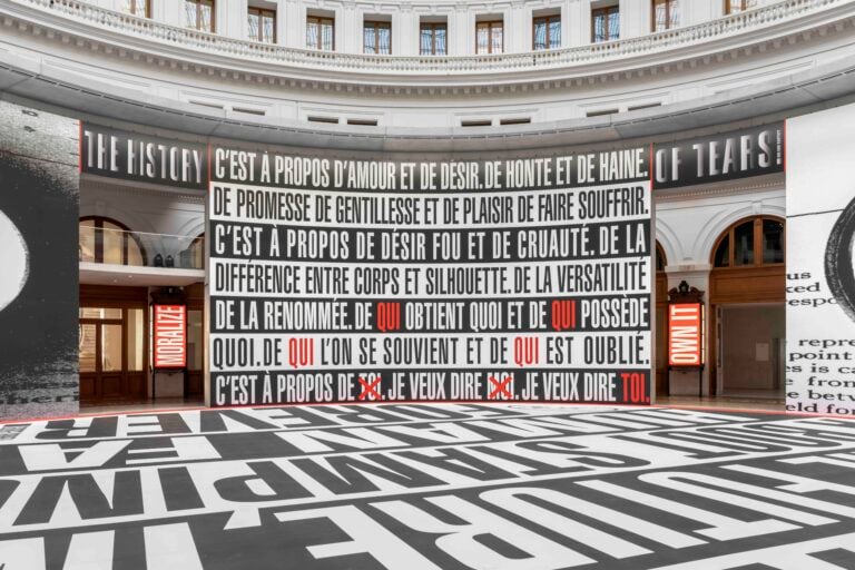 A Parigi c'&egrave; una monumentale installazione della grande artista Barbara Kruger. Le foto