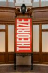 A Parigi c'&egrave; una monumentale installazione della grande artista Barbara Kruger. Le foto