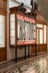 A Parigi c'&egrave; una monumentale installazione della grande artista Barbara Kruger. Le foto