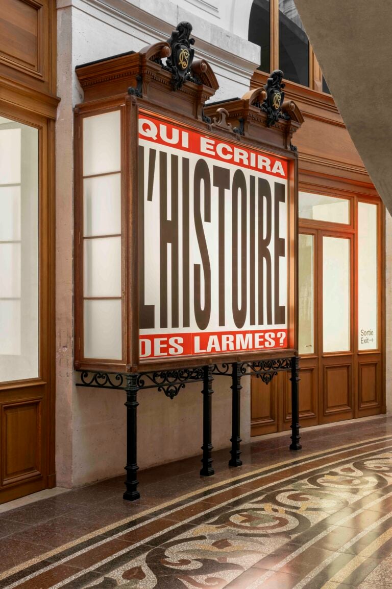 A Parigi c'&egrave; una monumentale installazione della grande artista Barbara Kruger. Le foto