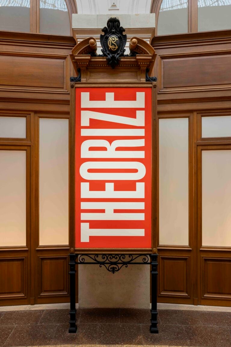 A Parigi c'&egrave; una monumentale installazione della grande artista Barbara Kruger. Le foto