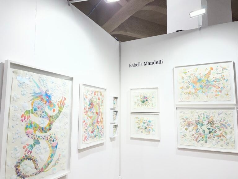 A Torino una fiera d'arte indipendente si sta svolgendo dentro un grande garage