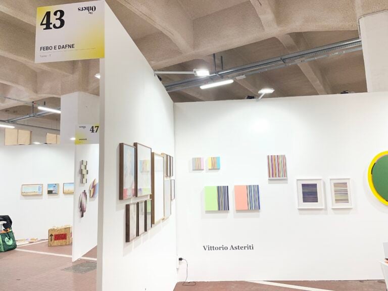 A Torino una fiera d'arte indipendente si sta svolgendo dentro un grande garage