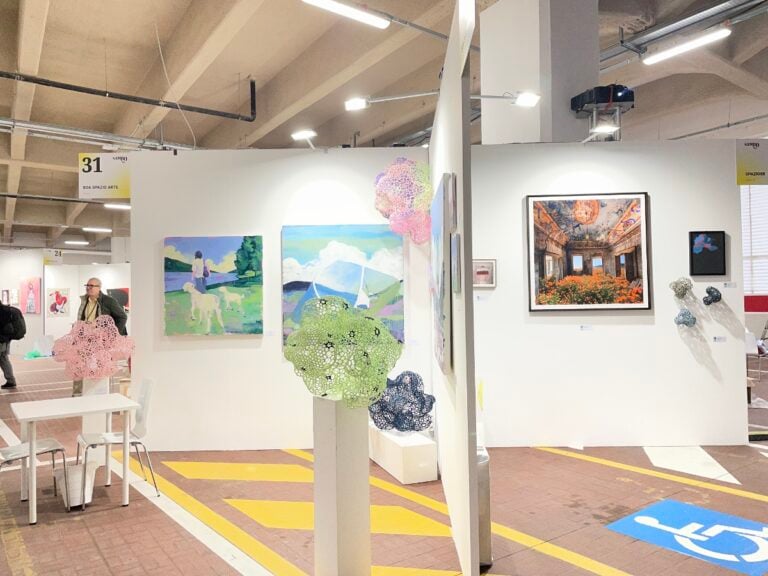 A Torino una fiera d'arte indipendente si sta svolgendo dentro un grande garage