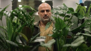 Raccontare l’Iran attraverso le piante. Ali Asgari lo fa nel film “Un po’ di luce”