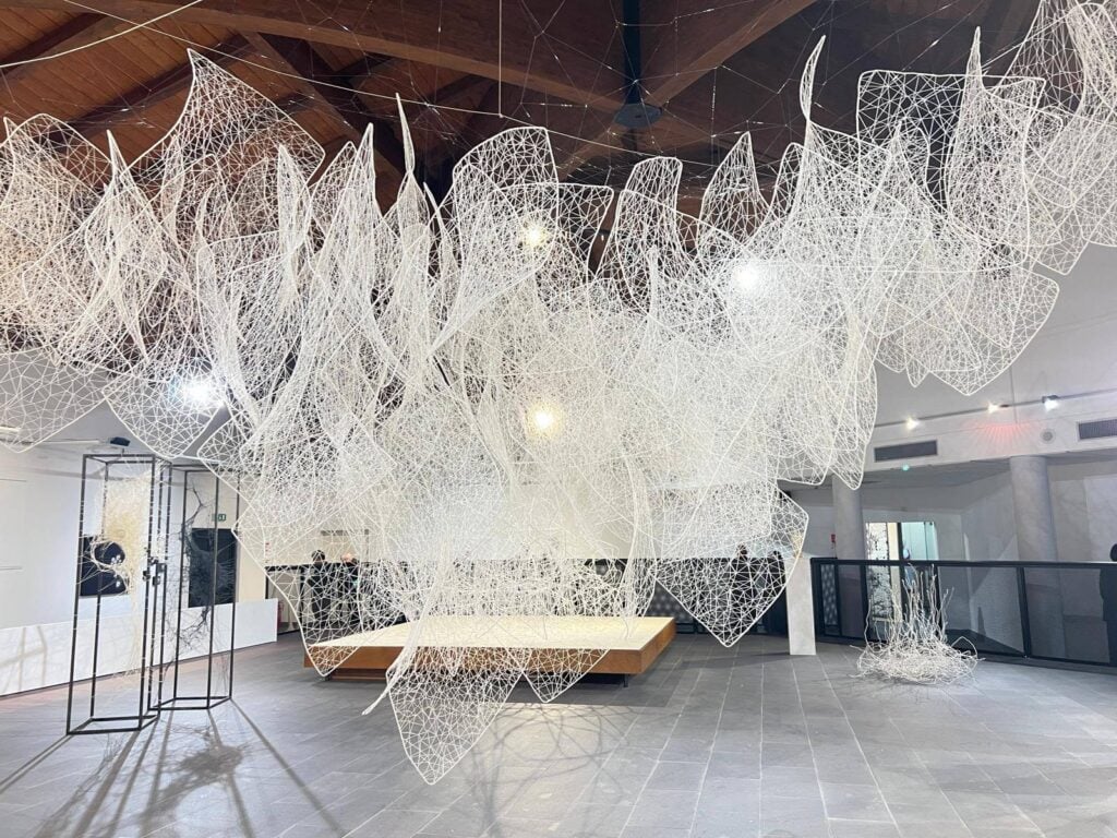 In un paesino sardo c’è un museo che fa dialogare da anni l’arte tessile con l’arte contemporanea