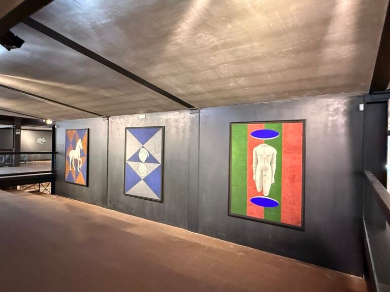 Veduta della mostra Archeologie eclettiche, Felice Levini e Carlo Crivelli, Castello Orsini Colonna di Avezzano, 2026. Foto Gino Di Paolo