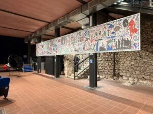 Trenta metri di disegni e suoni che attraversano un castello in Abruzzo: l’arte cambia il modo di visitarlo 