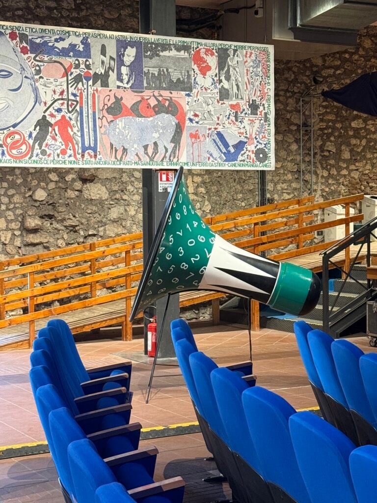 Veduta della mostra Archeologie eclettiche, Felice Levini e Carlo Crivelli, Castello Orsini Colonna di Avezzano, 2026. Foto Gino Di Paolo