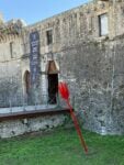 Veduta della mostra Archeologie eclettiche, Felice Levini e Carlo Crivelli, Castello Orsini Colonna di Avezzano, 2026. Foto Gino Di Paolo