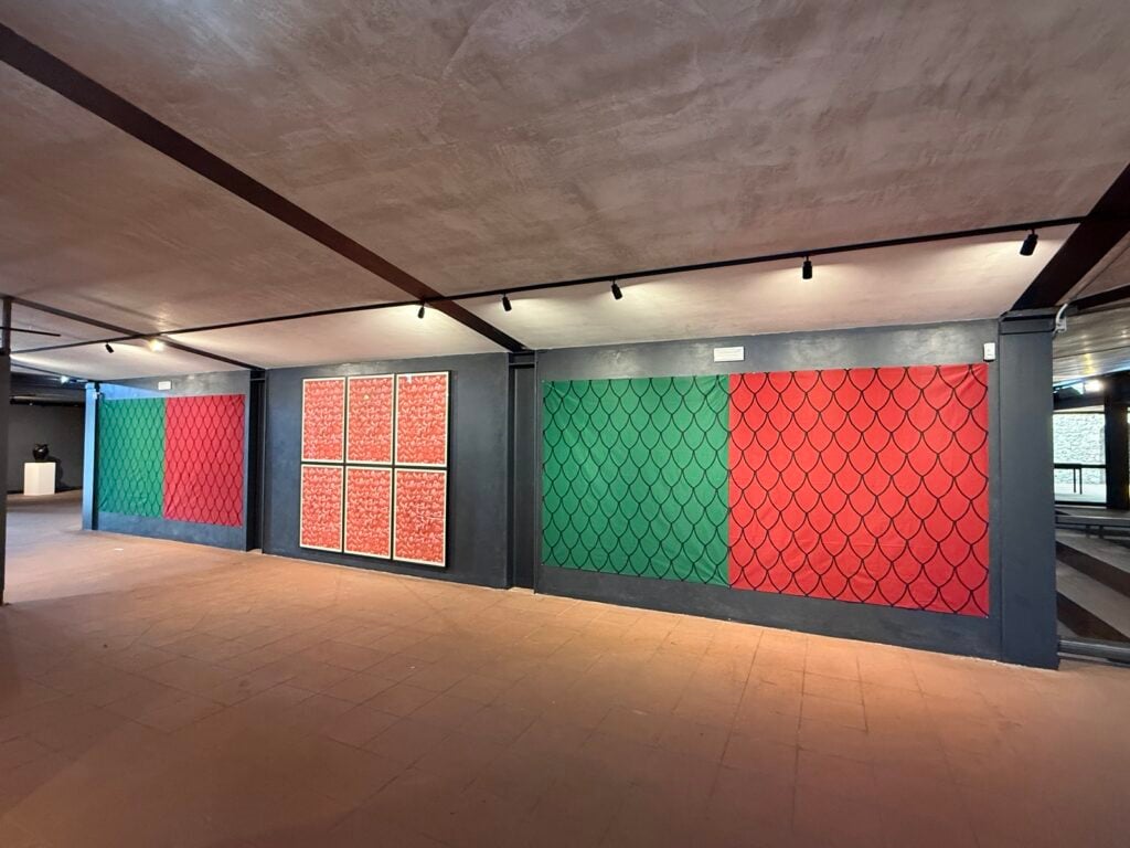 Veduta della mostra Archeologie eclettiche, Felice Levini e Carlo Crivelli, Castello Orsini Colonna di Avezzano, 2026. Foto Gino Di Paolo