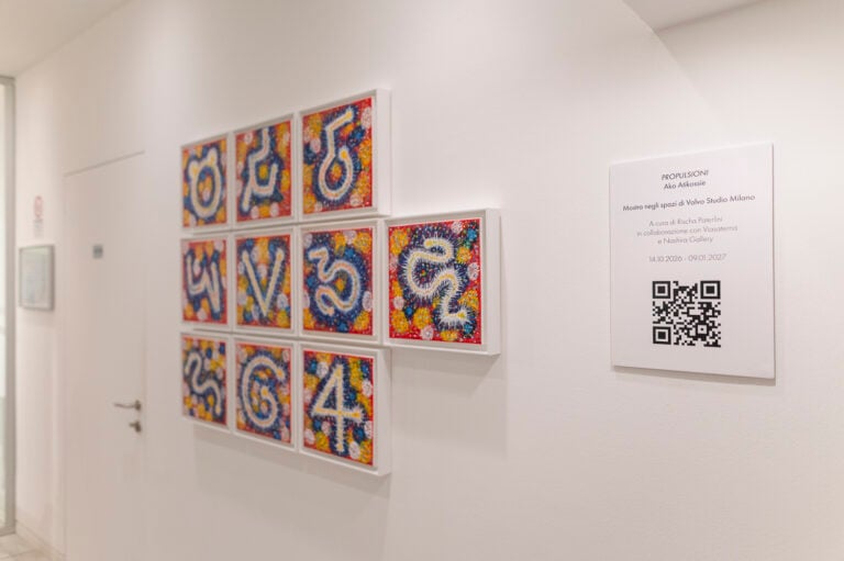 Arte e scienza nella pittura di Ako Atikossie: la mostra negli spazi di Volvo Studio a Milano