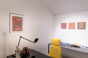 Arte e scienza nella pittura di Ako Atikossie: la mostra negli spazi di Volvo Studio a Milano