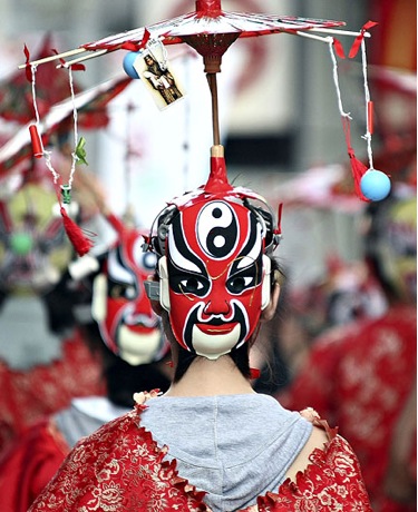 Andrea Bianconi - The Chinese Umbrella Hat Project (Part II) Venice 2011