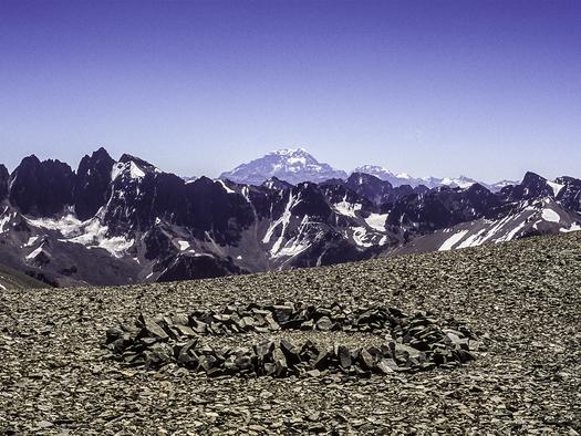 Richard Long – Crescent to Cross