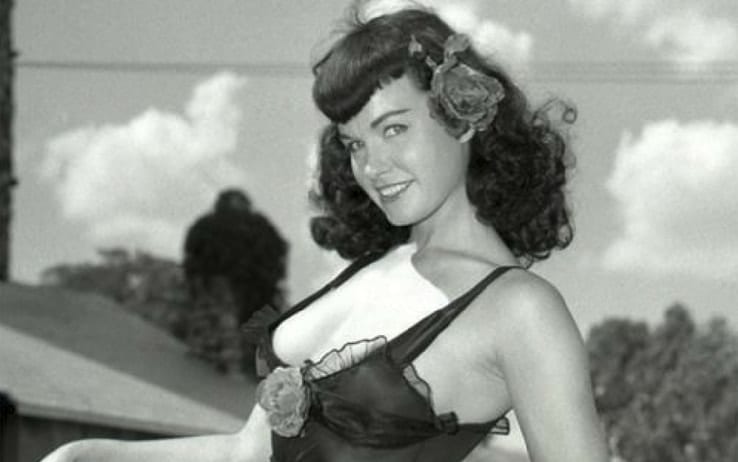 Scabrosa e sorridente Betty Page