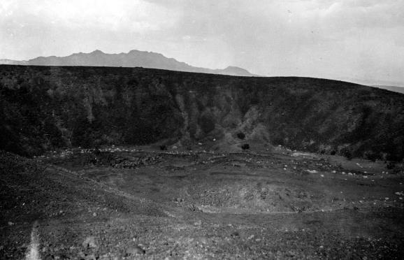 Miguel Fernández De Castro / Lydia Ourahmane – Crater