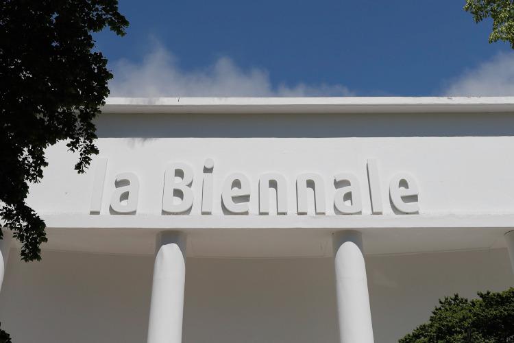 Le Muse inquiete. La Biennale di fronte alla storia