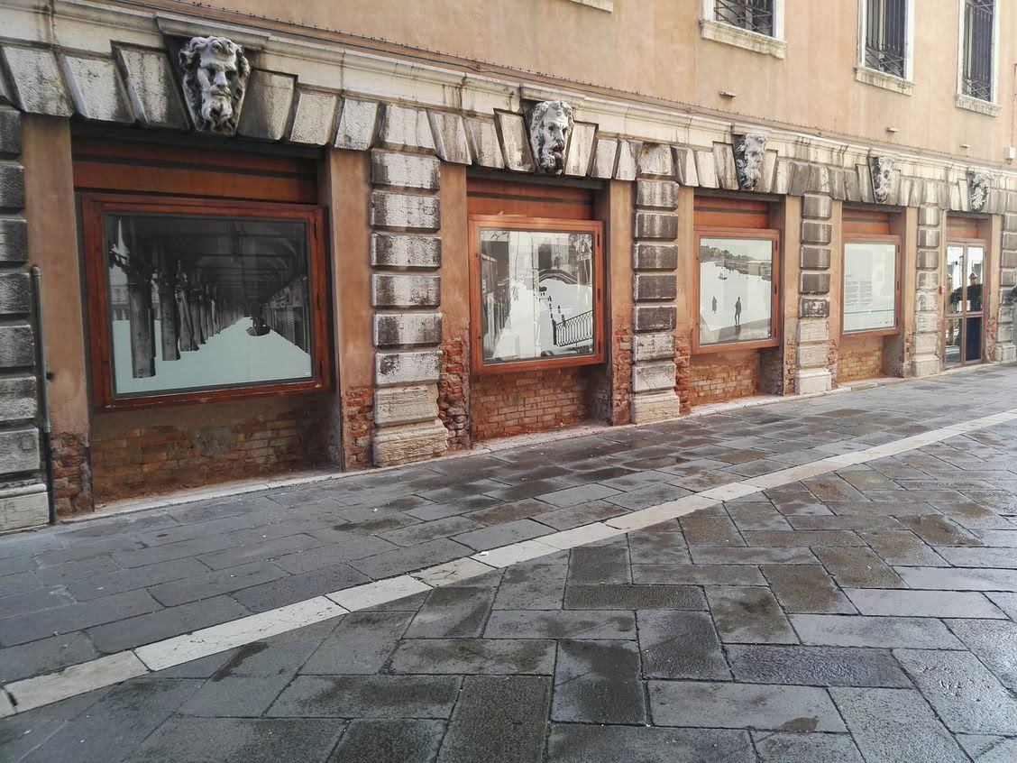 Vetrine accese. Gli artisti degli atelier in Piazza San Marco