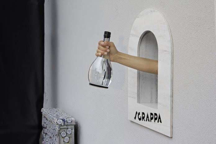 Maurizio Cattelan – Sgrappa e via!